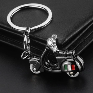 3D-Roller-Schlüsselanhänger aus Metall mit Italia-Logo auf schwarzem Lederhintergrund