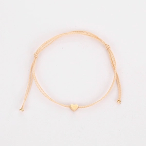 Bracelet cordon tressé minimaliste avec breloque cœur dorée et nœuds de serrage réglables