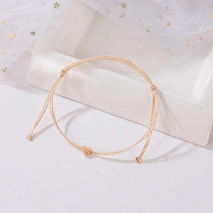 Bracelet cordon beige avec pendentif coeur doré ajustable sur dentelle blanche