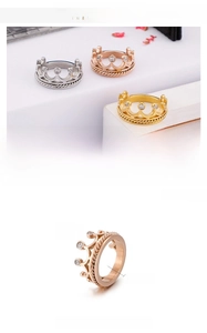 Detailansicht kronenförmiger Ringe in drei Farben mit Zirkonia und 4 mm Breite Details