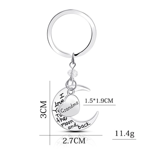 Detail van de maan- en hartvormige hanger met I love you to the moon and back
