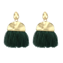 Détail de boucles d'oreilles pompons vert foncé en éventail avec métal doré martelé