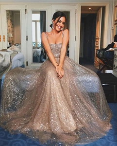 Détail de la robe de soirée à paillettes or champagne avec de fines bretelles spaghetti