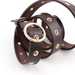 Cintura sottile in pelle marrone con fibbia rotonda dorata e occhielli in metallo su bianco