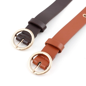 Cinture da donna alla moda in marrone scuro e cuoio con fibbie dorate rotonde e metalliche