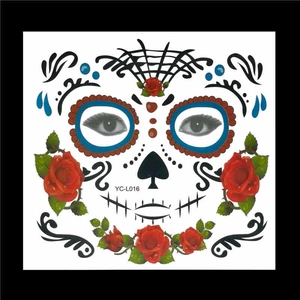 Détail du tatouage visage Jour des Morts avec roses rouges et motif toile d'araignée