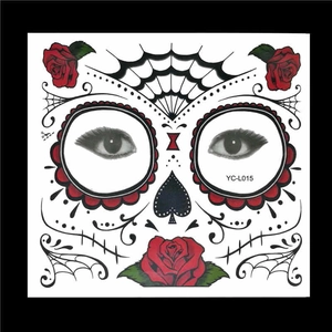 Tatouages faciaux Halloween avec roses rouges et motifs de toile d'araignée noirs