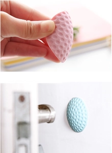 Dettaglio fermaporta in silicone morbido che mostra flessibilità e protezione