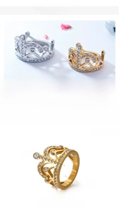 Dettaglio macro dell'anello a corona in acciaio inossidabile con dimensioni e placcatura oro 18K