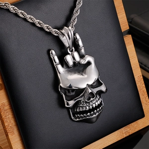 Collier avec pendentif crâne geste rock argenté pour accessoire hip-hop et style punk