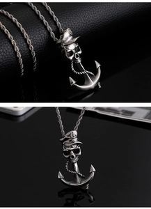 Détail d'un collier ancre en argent avec crâne portant un chapeau de capitaine