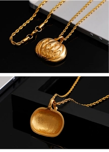 Vue avant et arrière d'un pendentif en forme de citrouille dorée sur collier en acier