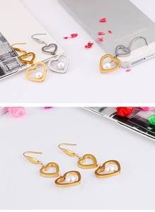 Détails des boucles d'oreilles double cœur en acier titane avec perles en doré et argenté