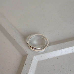 Macro shot of S925 sterling silver stamp on minimalist interlocking double ring band