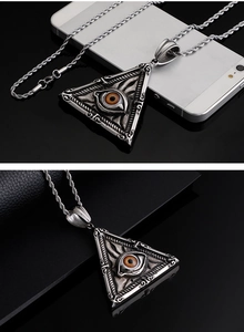 Vue détaillée du pendentif œil d'Horus triangulaire en acier sur une chaîne torsadée