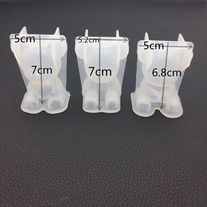 Detailed view of three bear-shaped silicone molds with precise height and width measurements