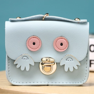 Détail du porte-monnaie hibou bleu clair avec yeux roses et fermoir en métal doré