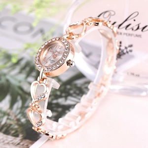 Detail der roségoldenen Quarzuhr mit Strass-Gliedarmband in ausgehöhlter Herzform