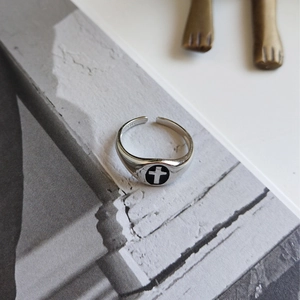 Detail shot of vintage 925 sterling silver ring with black cross dripping glue pattern
