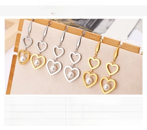 Spécifications détaillées des boucles d'oreilles cœur en acier titane avec perle