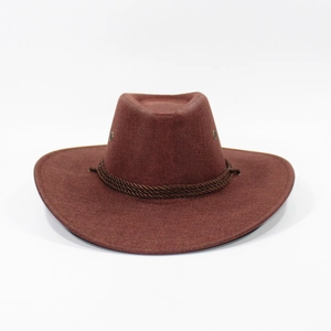 Détail du chapeau de cowboy en lin marron avec texture tissée et bande de corde décorative