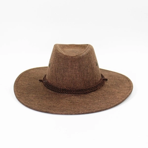 Détail d'un chapeau de cowboy en lin marron avec texture tissée et corde décorative