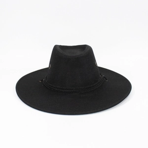 Détail d'un chapeau de cowboy en lin noir avec corde tressée et œillets