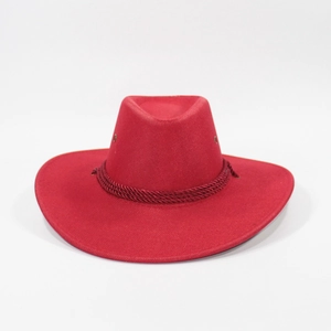 Détail du chapeau de cowboy en lin rouge avec cordon tressé et œillets métalliques