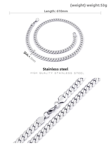Détail macro d'une chaîne gourmette en acier poli de 8,5 mm avec fermoir mousqueton