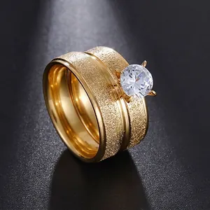 Bagues de couple en or dépoli avec zircon rond et sertissage classique à quatre griffes