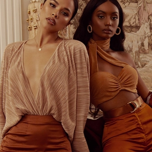 Elegant V-neck long sleeve jumpsuit with pleats in warm tones for women's fashion