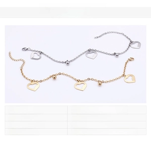 Détail de la cheville en acier inoxydable plaqué or 18K avec cœurs et perles