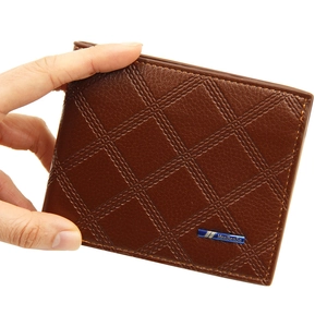 Portafoglio corto da uomo in pelle marrone con trama a griglia e logo in metallo blu