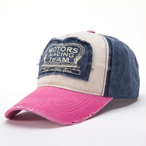Retro distressed honkbalpet met racing patch en contrasterende kleurvlakken design