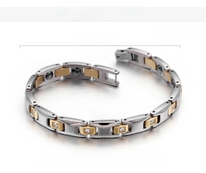 Dettaglio del bracciale magnetico bicolore in acciaio inossidabile con zirconi e dimensioni