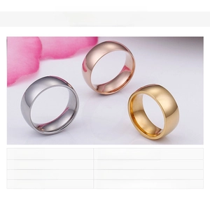 Set di tre anelli in acciaio inossidabile nei colori argento, oro e oro rosa