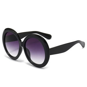 Lunettes de soleil rondes surdimensionnées pour femmes avec monture noire et verres dégradés