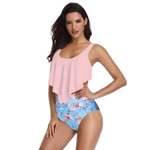 Détail du haut de bikini rose à volants et bas de maillot floral à taille haute