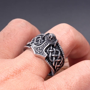 Détail d'une bague marteau de Thor viking en acier inoxydable argent et noir pour homme