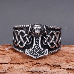 Bague marteau de Thor Mjölnir vintage avec tête de loup et nœuds celtiques sur écorce