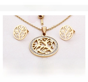 Détail de la parure en acier inoxydable plaqué or 18K avec motif arbre en zircon