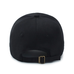 Vue arrière de la casquette de baseball noire avec boucle métallique réglable en cuivre