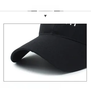 Gros plan de la visière de casquette noire avec quatre rangées de coutures renforcées
