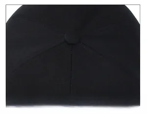 Détail des coutures et du bouton supérieur d'une casquette de baseball noire