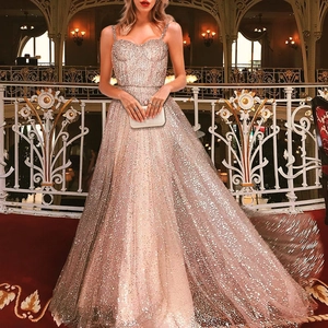 Robe de soirée pailletée couleur champagne avec fines bretelles et jupe évasée en A