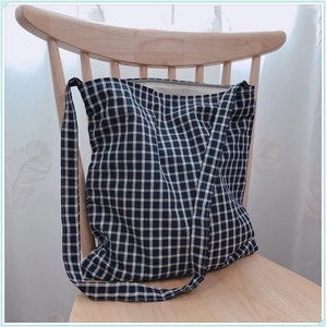 Détails du sac en toile à carreaux bleus et blancs avec fermeture éclair et doublure