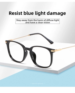 Dettaglio montatura quadrata TR90 con stanghette in metallo dorato e filtro luce blu