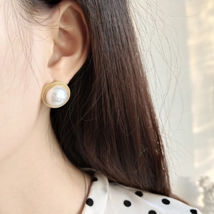 Elegant 925 silver gold pearl earrings shown as a close-up on a female ear model