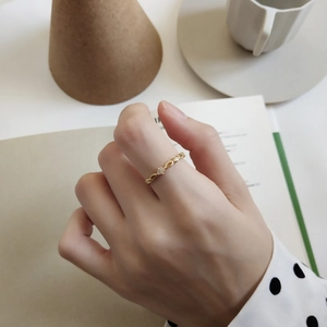 Detailansicht eines goldenen Rings aus 925er Silber mit Zirkonia-Steinen beim Tragen