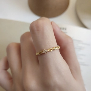 Minimalistischer 925er Silberring in 18K Gold mit Kleeblatt und Zirkon am Finger